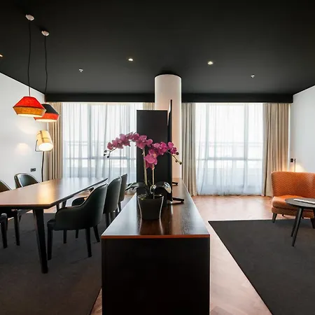 Crowne Plaza By Ihg Hotell