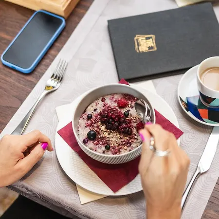 Crowne Plaza By Ihg Hotell
