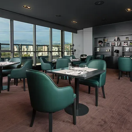 Crowne Plaza By Ihg Hotell