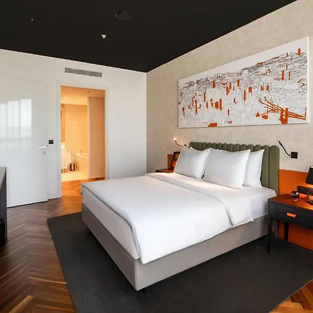 Crowne Plaza By Ihg Hotel