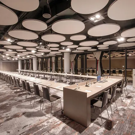 Crowne Plaza By Ihg Готель