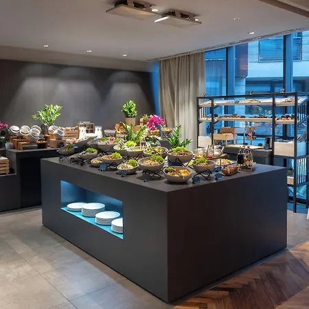 Crowne Plaza By Ihg Готель