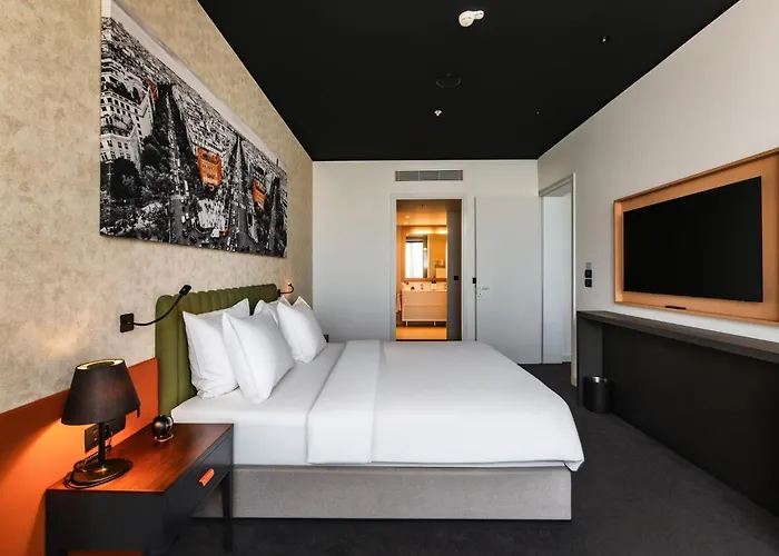 Crowne Plaza By Ihg Hotel 4*