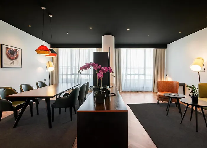 Crowne Plaza By Ihg Hotel