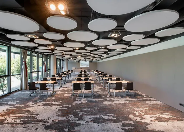 Crowne Plaza By Ihg Hotel 4*